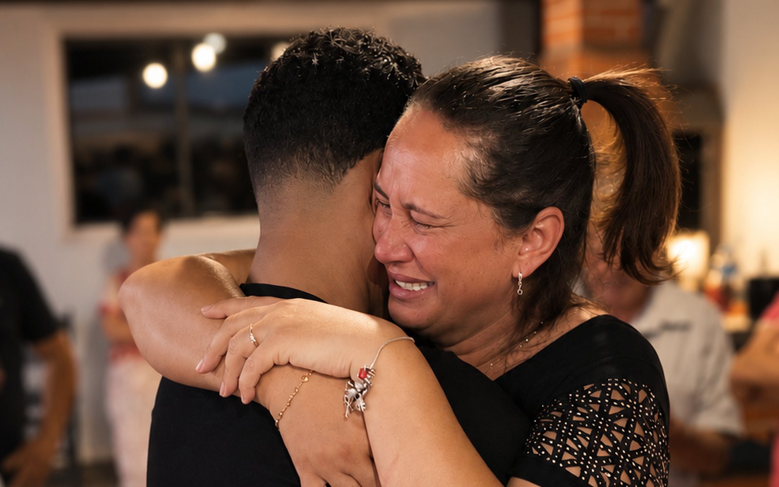 Viviani Vallarini emocionada, abraçando um apoiador após a apuração da eleição de 2024